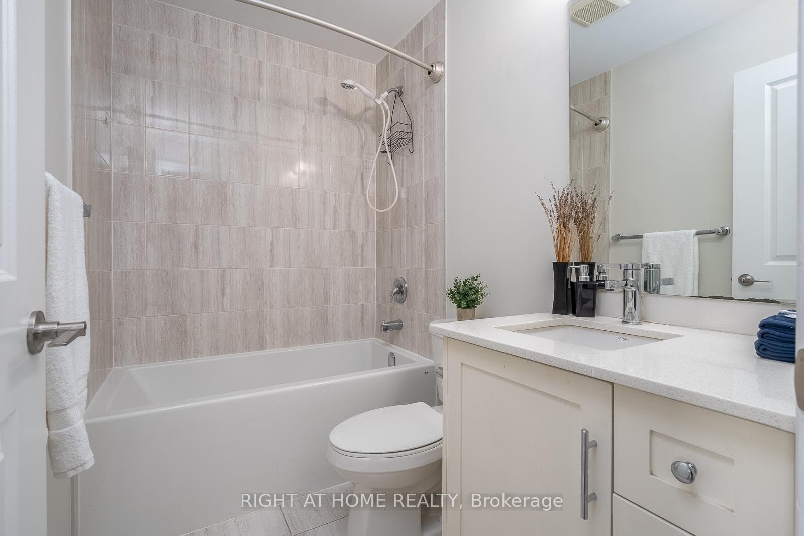 112 Hollywood Court photo 24