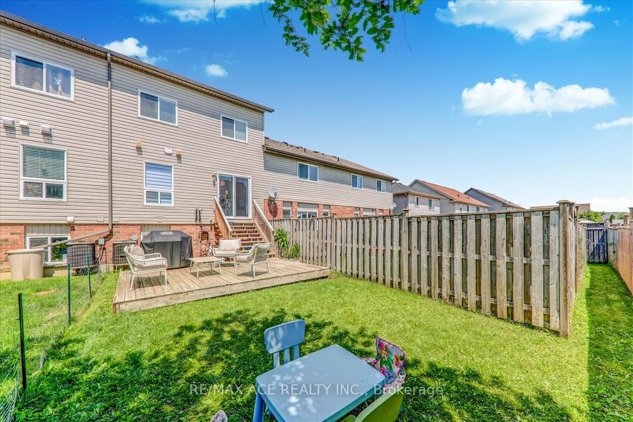 284 Sophia Crescent photo 35