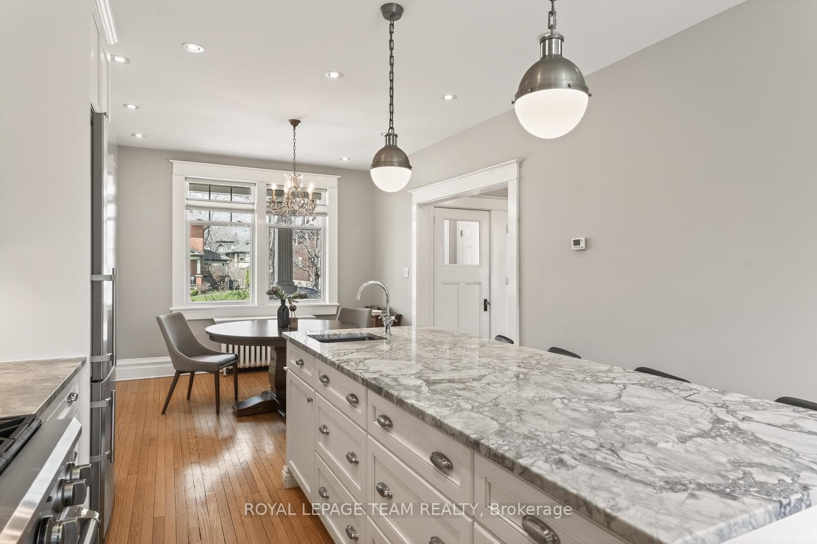 318 CLEMOW Avenue photo 8