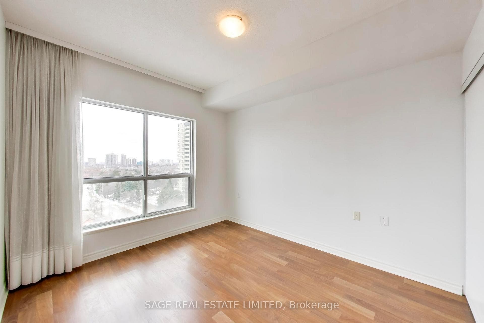 810 Scollard Court Unit 902 photo 9