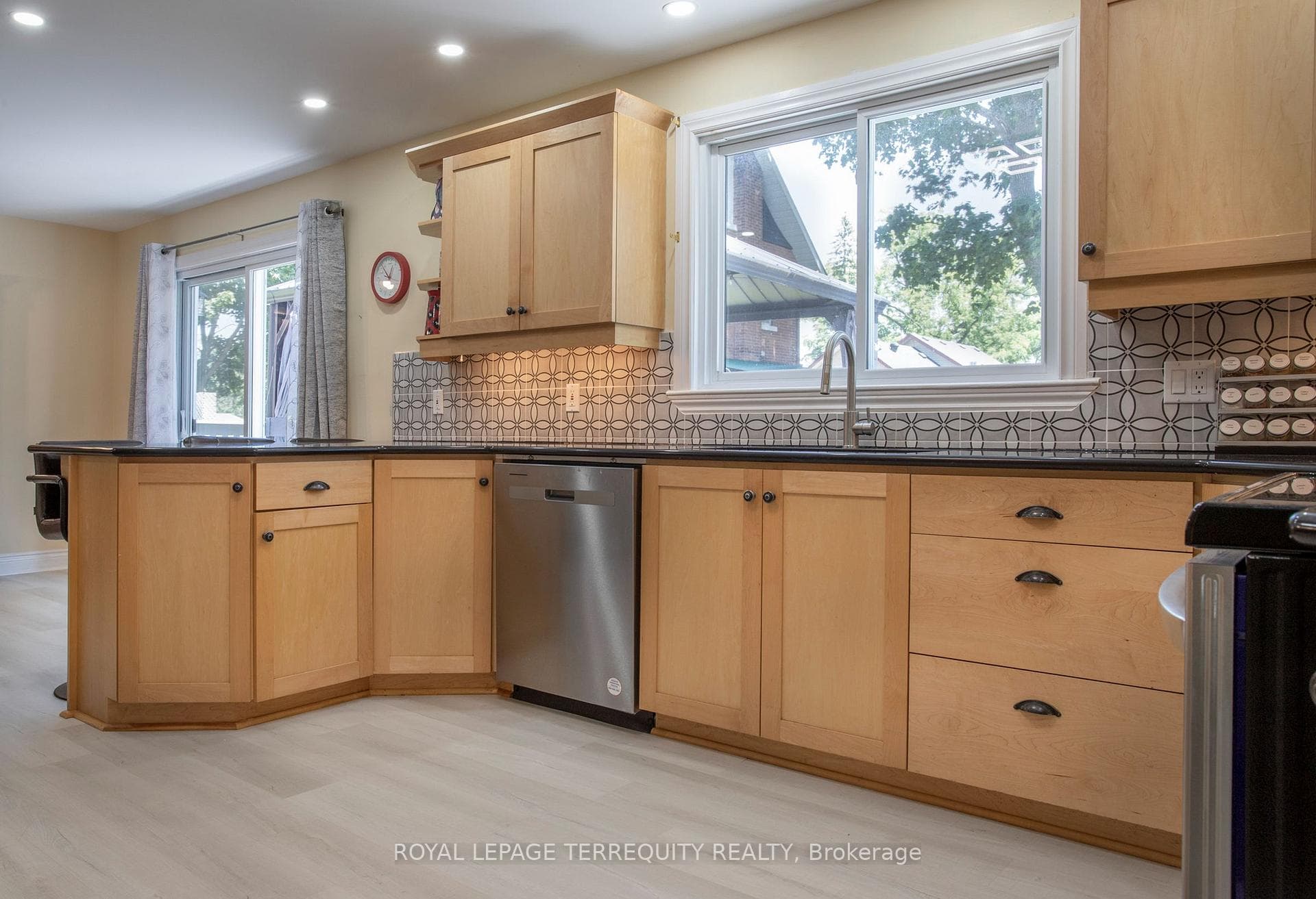 24 Simcoe Street photo 11