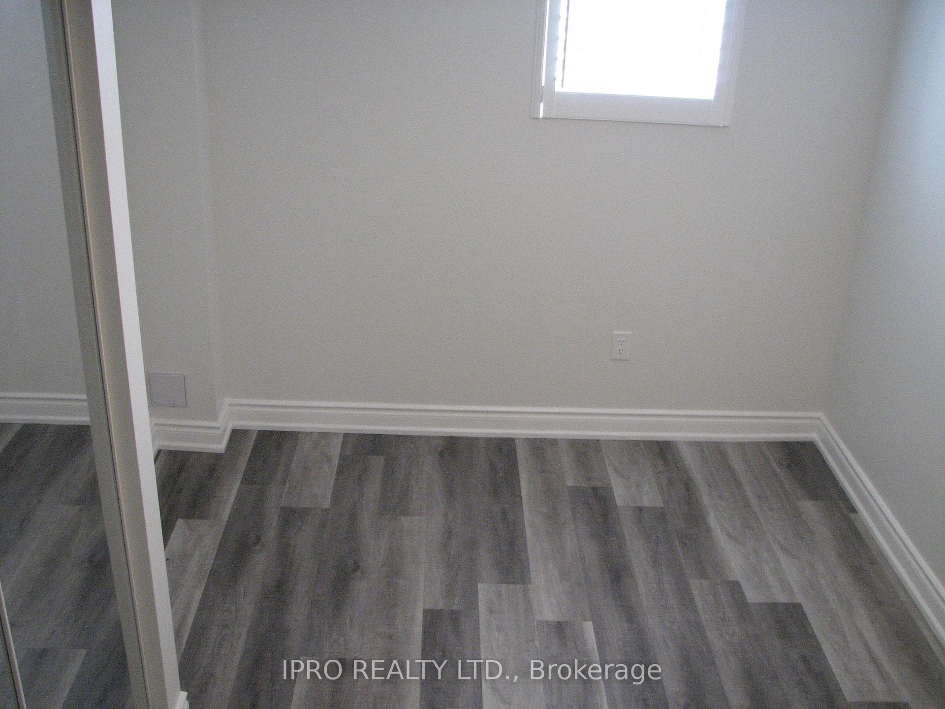 1343 Marshall Crescent photo 5
