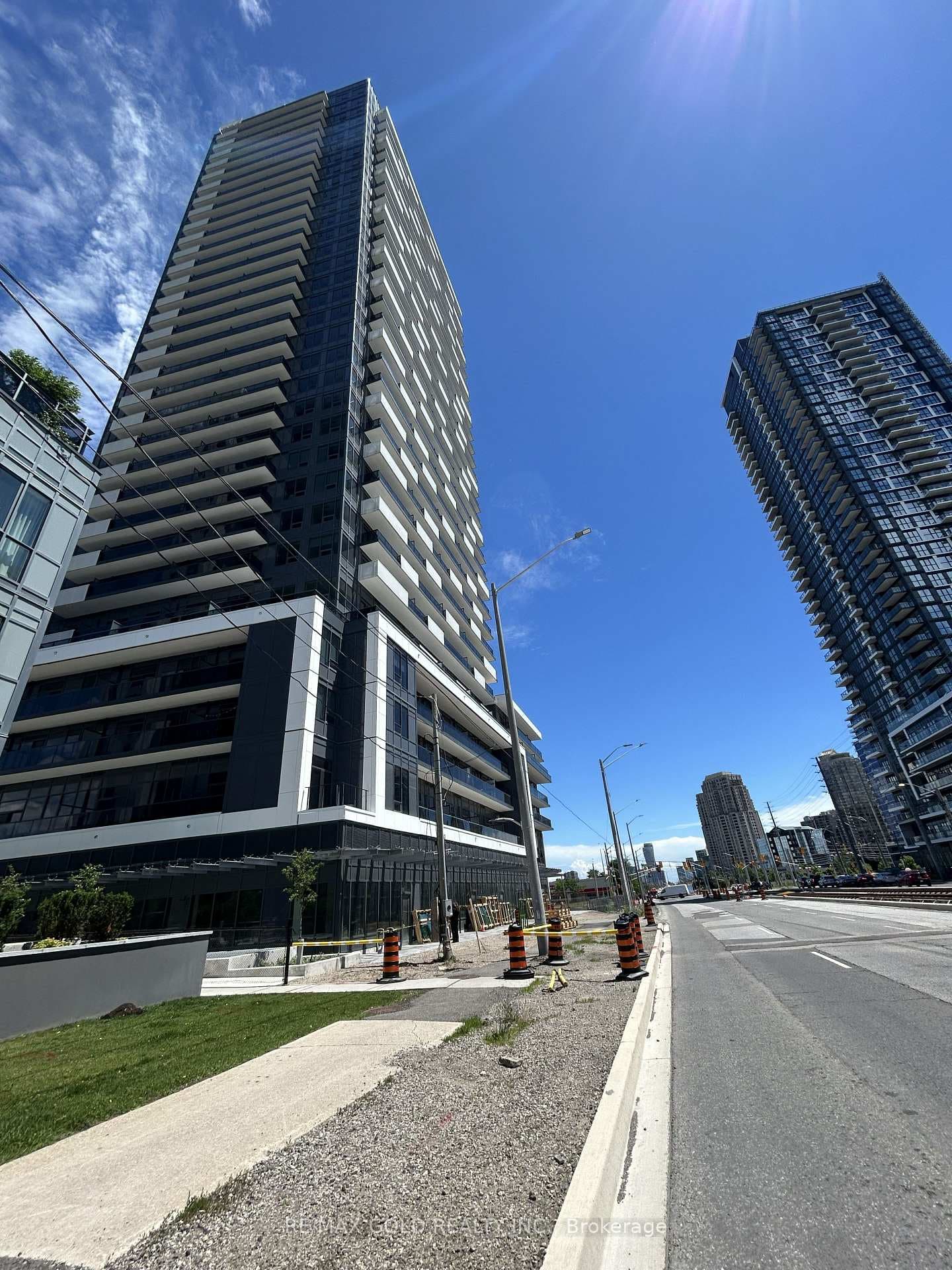 5105 Hurontario Street Unit 809 photo 2
