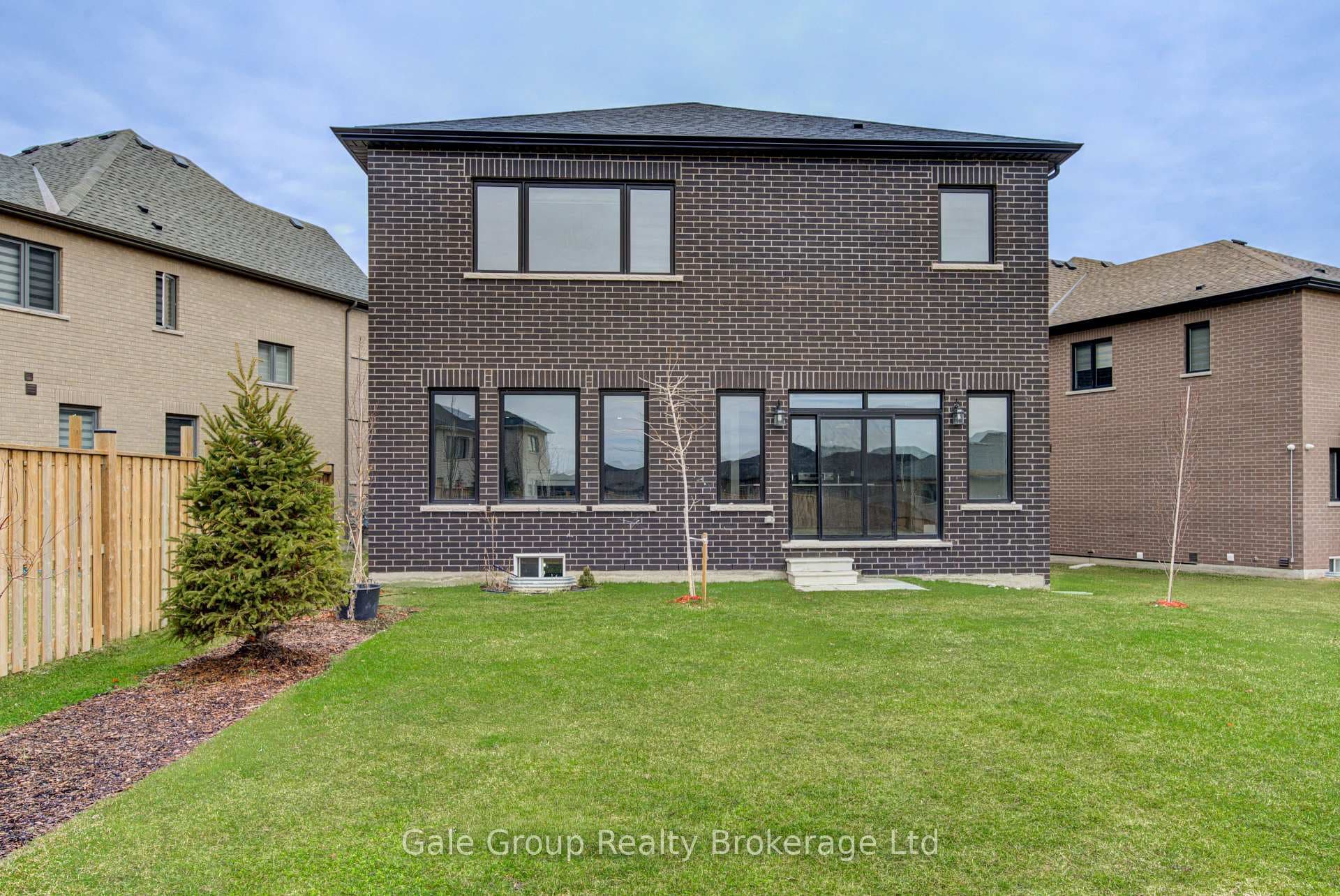 125 Prince Charles Crescent photo 43