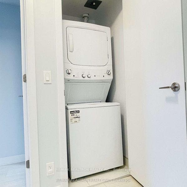 2221 Yonge Street Unit 1007 photo 8