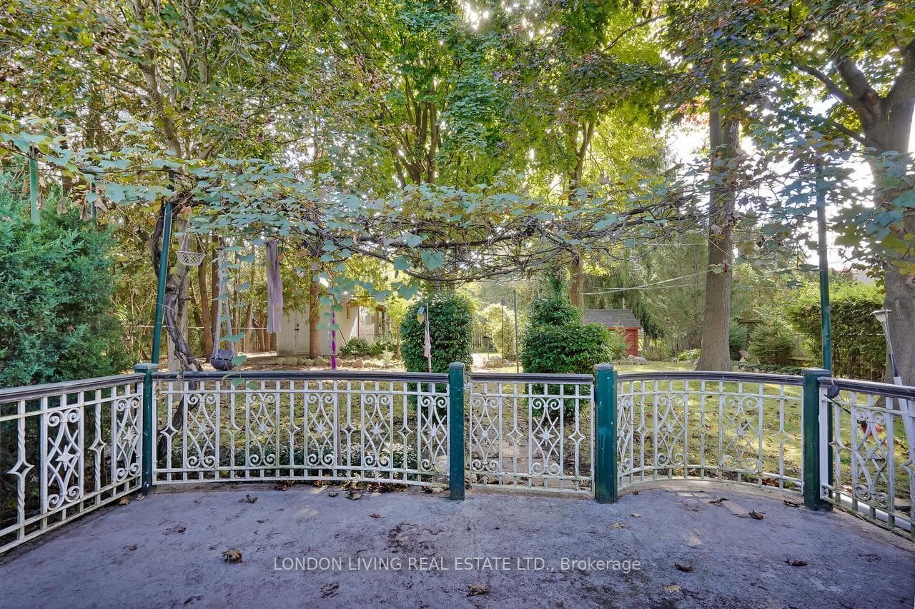 596 Kingsway Avenue photo 23