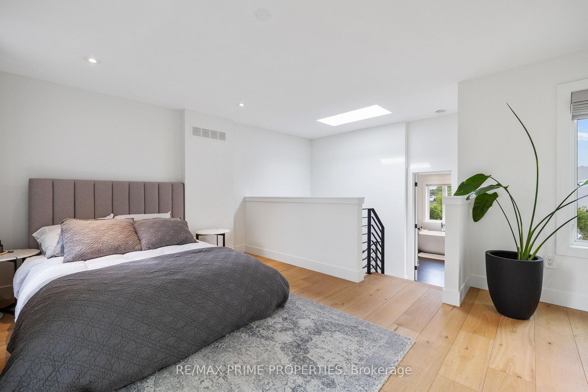 291 Kingswood Road photo 23