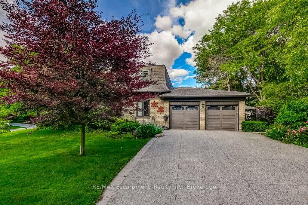 215 Briar Hill Crescent photo 1