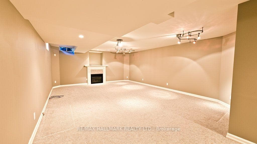 441 Heddle Crescent photo 18
