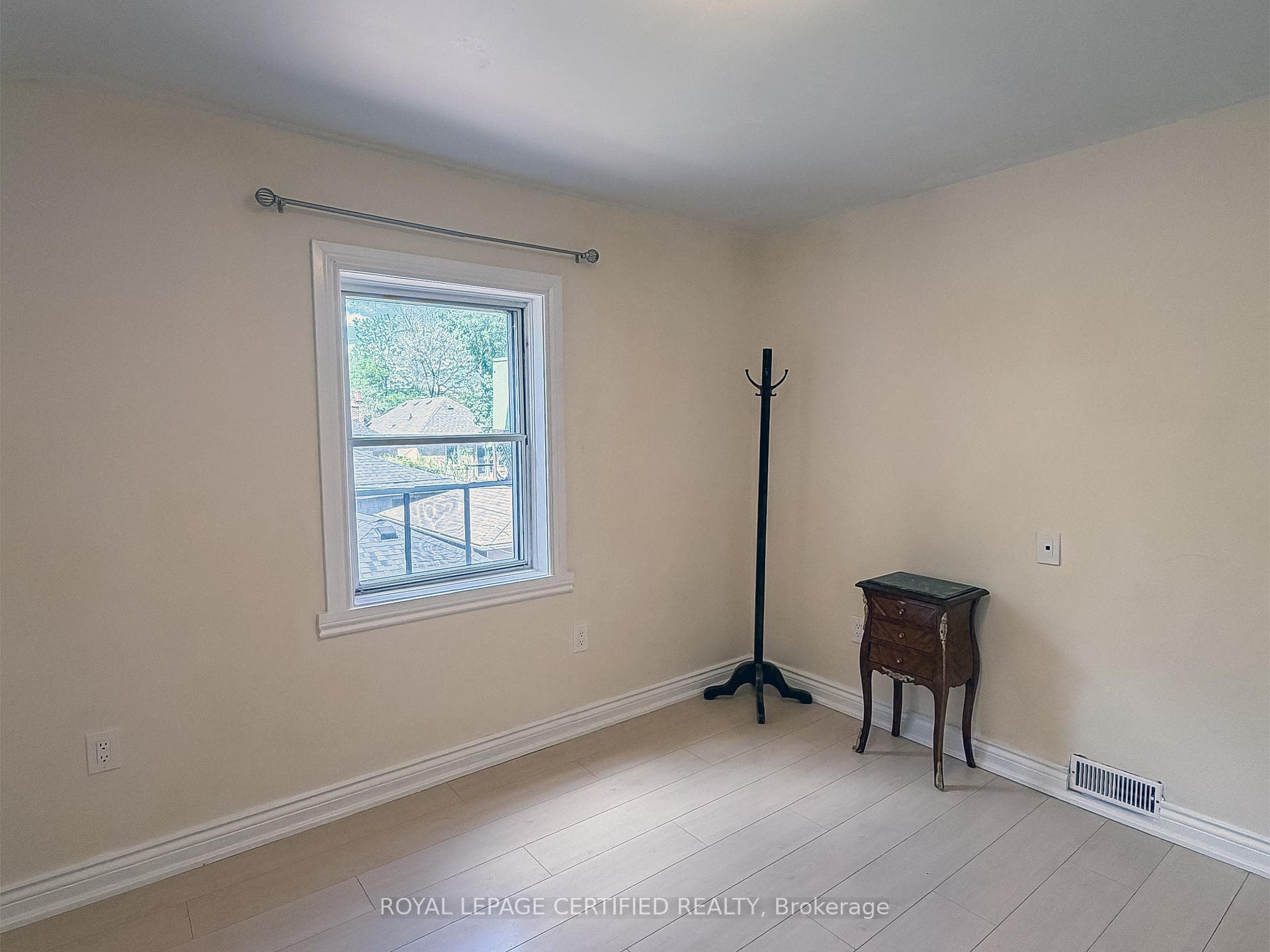 148 Belgravia Avenue Unit Upper photo 9
