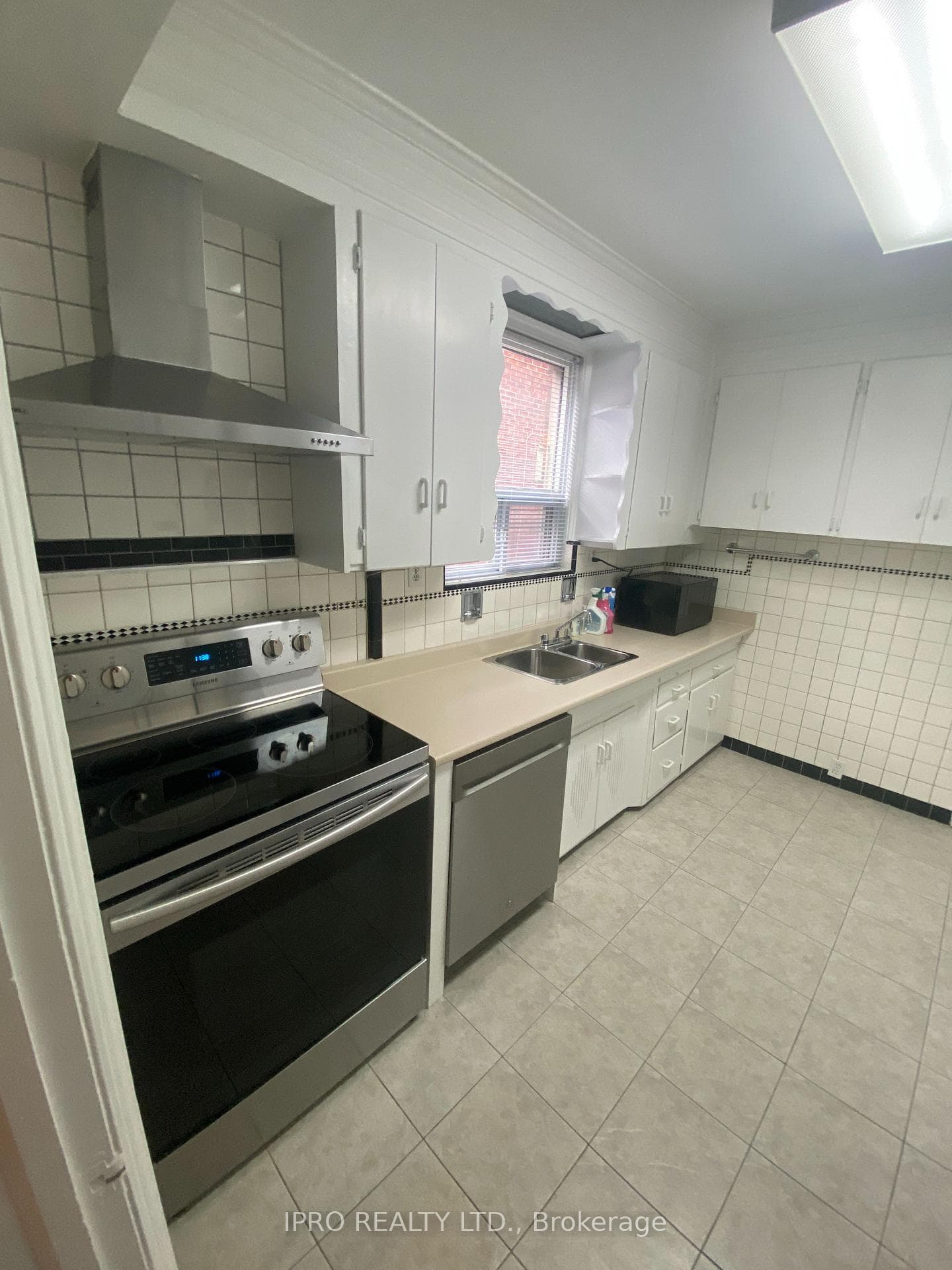 21 Highbourne Road Unit Main photo 6
