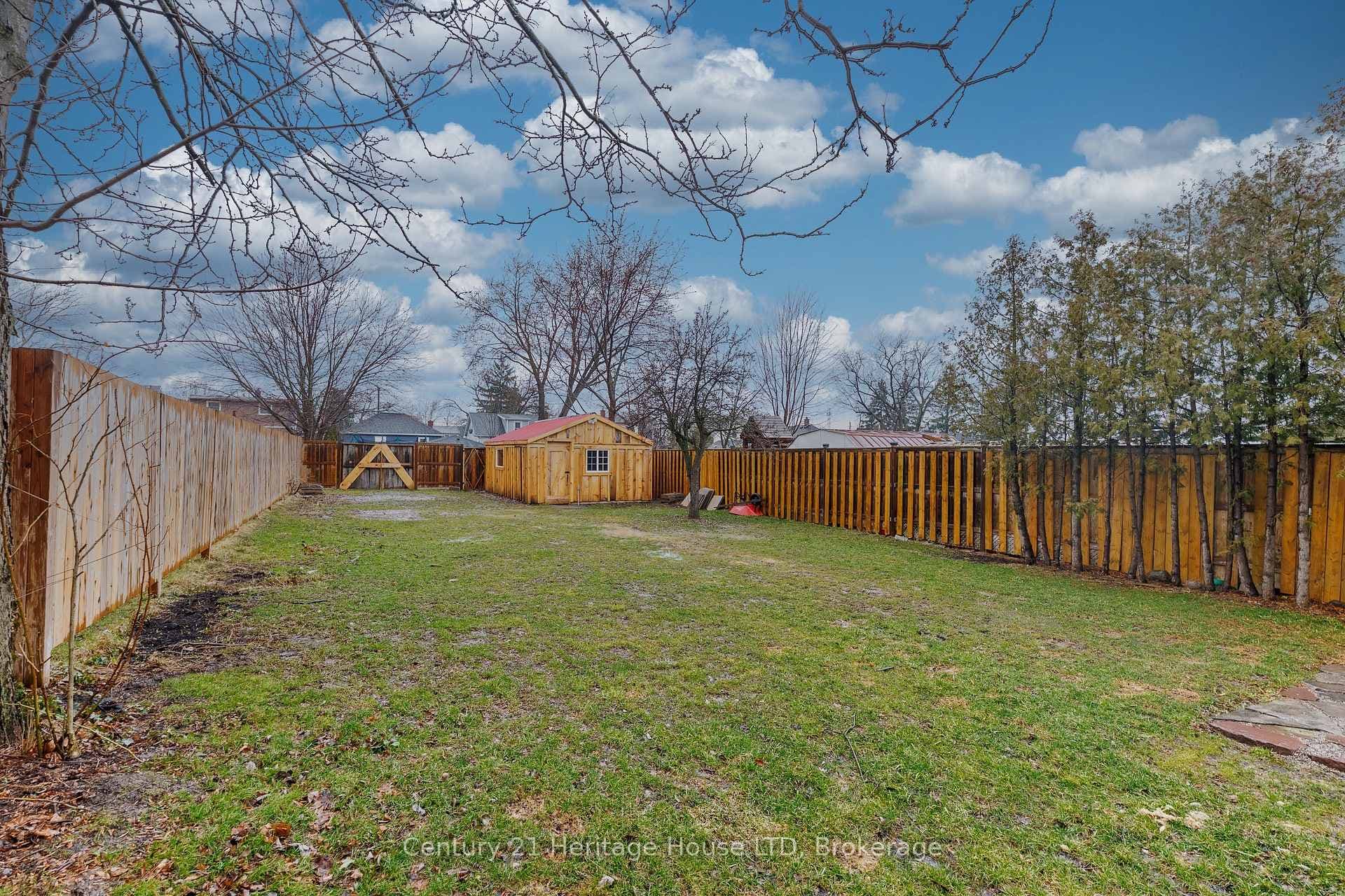 Huge fully fenced in lot