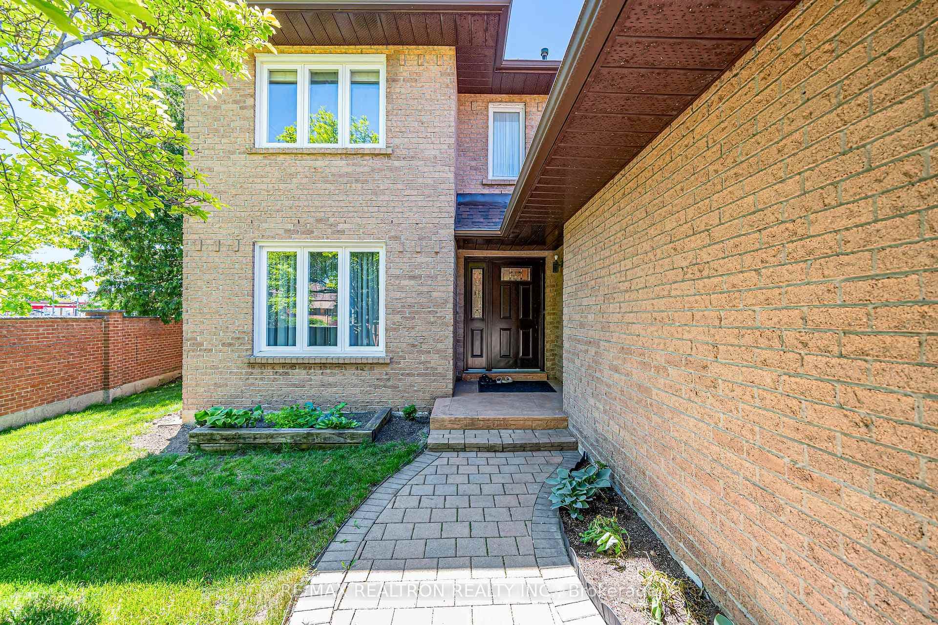 49 Somerset Crescent photo 3