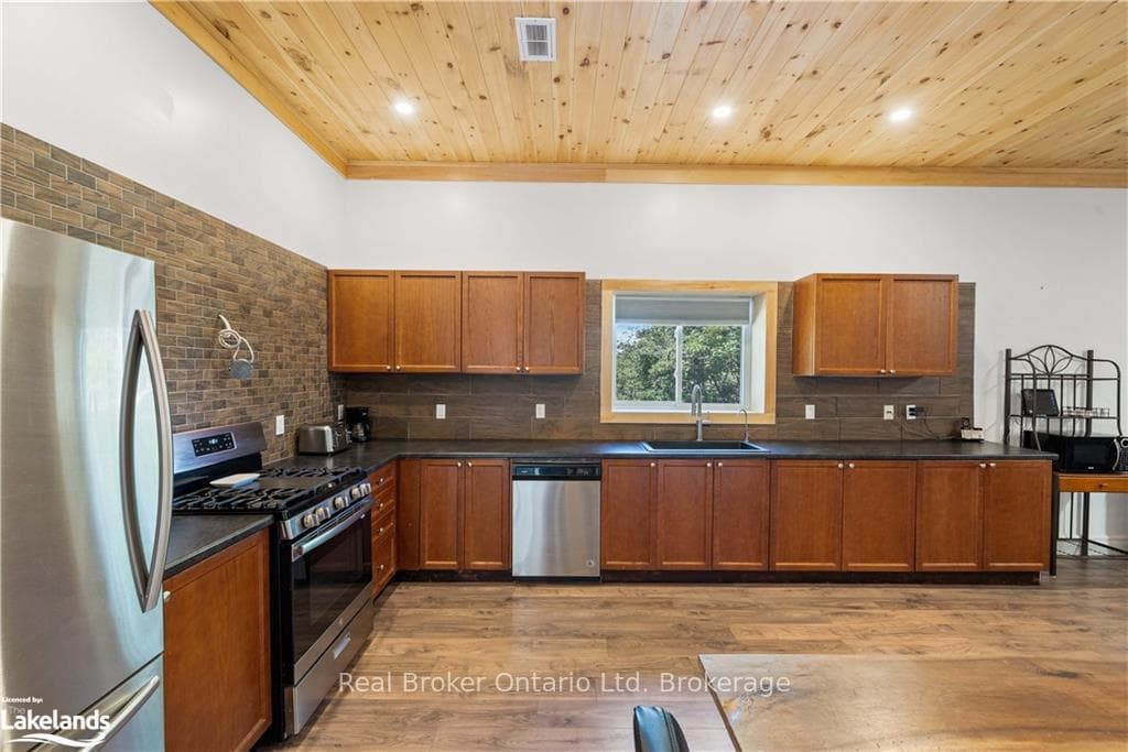 10 SMITH Crescent photo 7