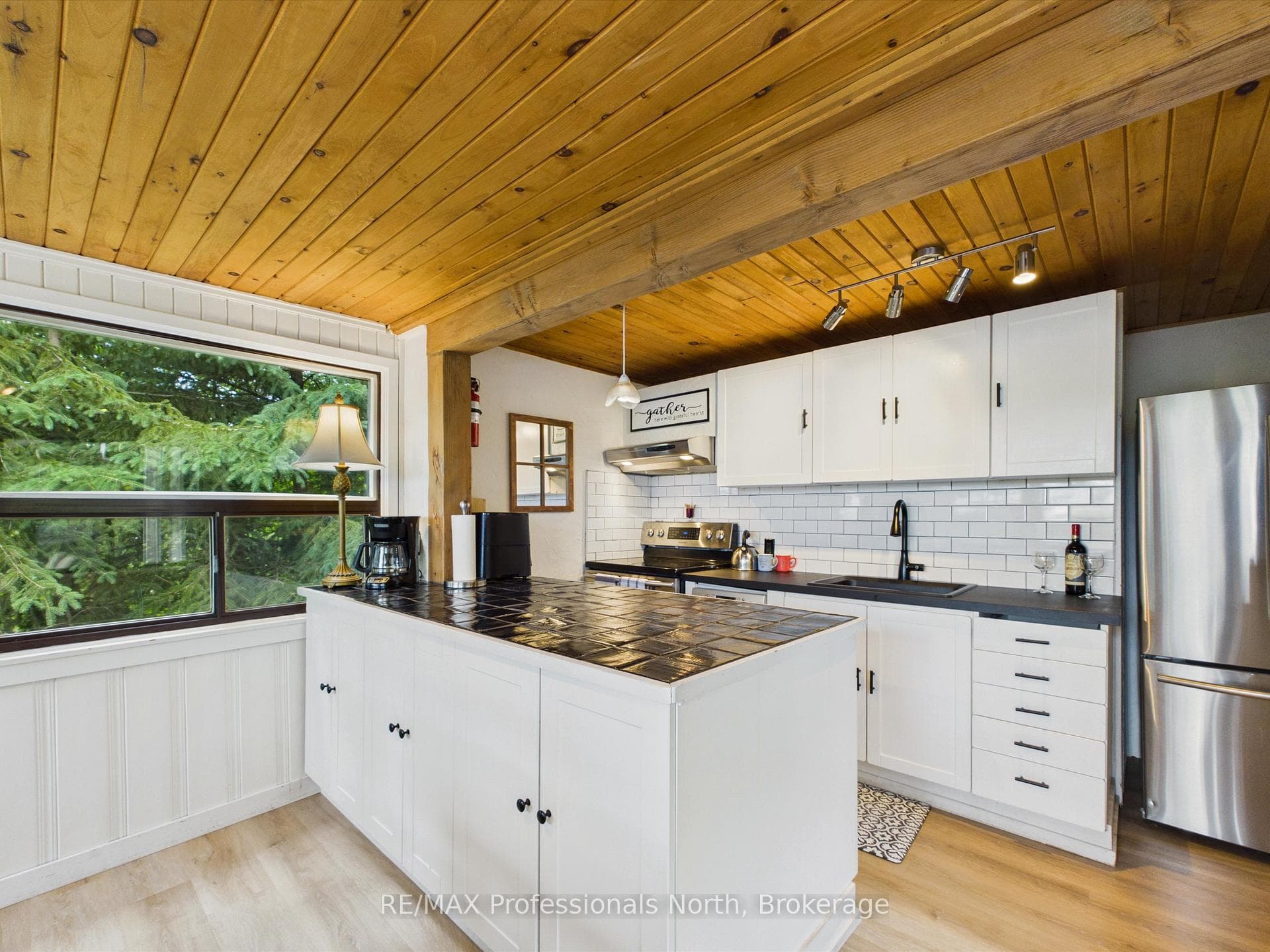 1760 Valley Road photo 9