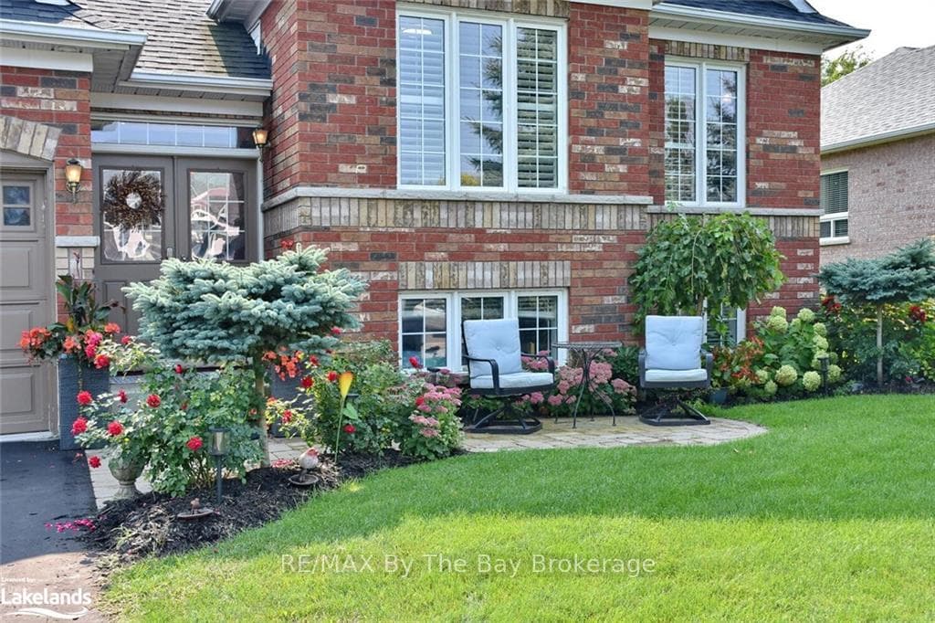 61 REGINA Boulevard photo 3