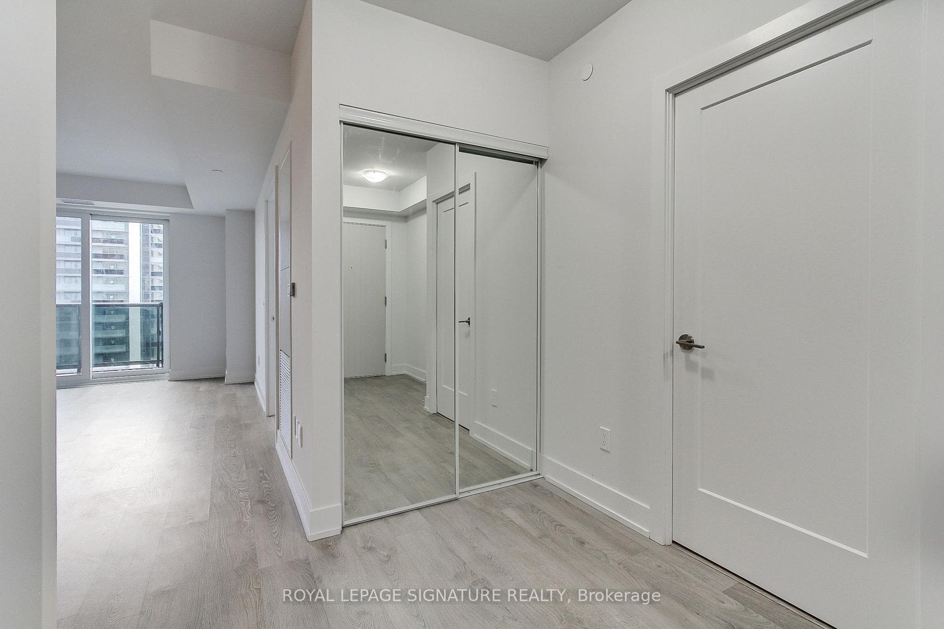 2550 Simcoe Street Unit 1413 photo 11
