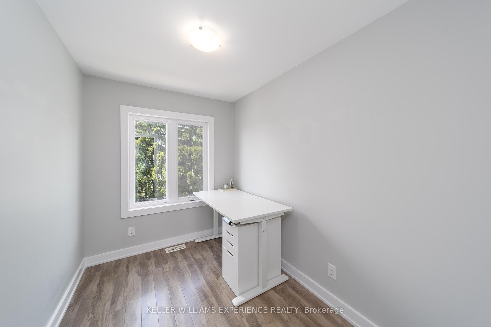 540 Essa Road Unit 29 photo 16