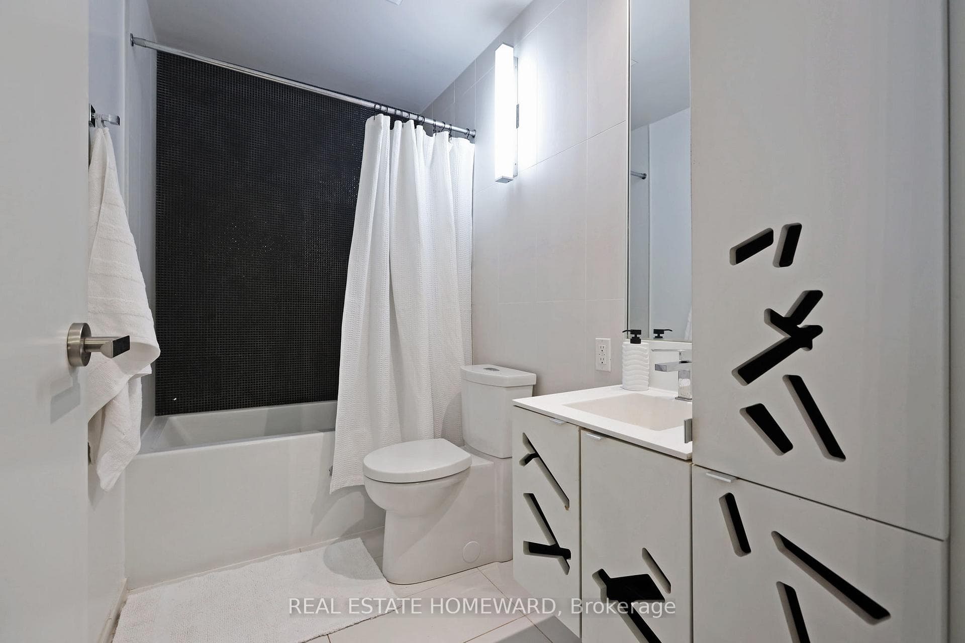 125 Peter Street Unit 711 photo 34