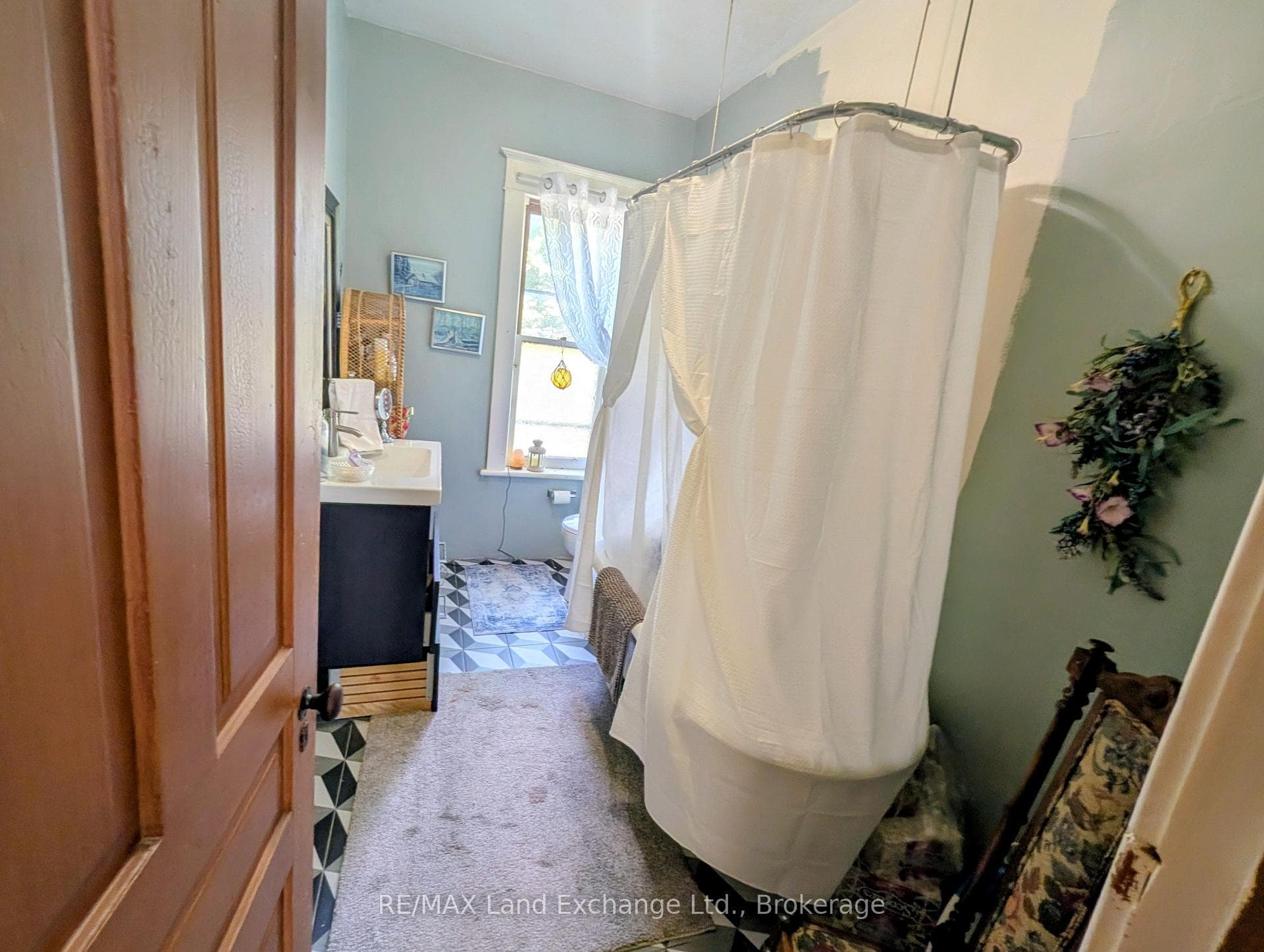 2nd floor bathroom