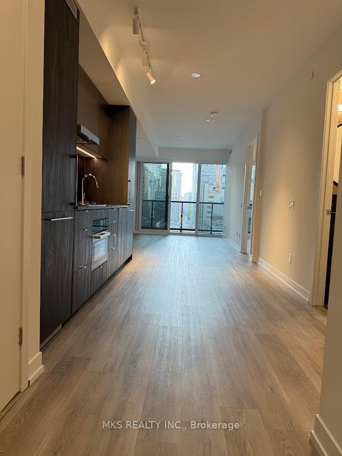 771 Yonge Street Unit 702 photo 3