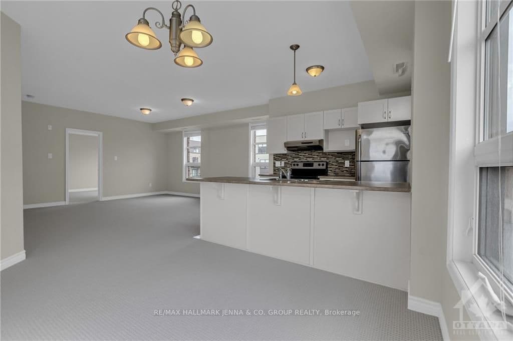250 GLENROY GILBERT Drive Unit 304 photo 12