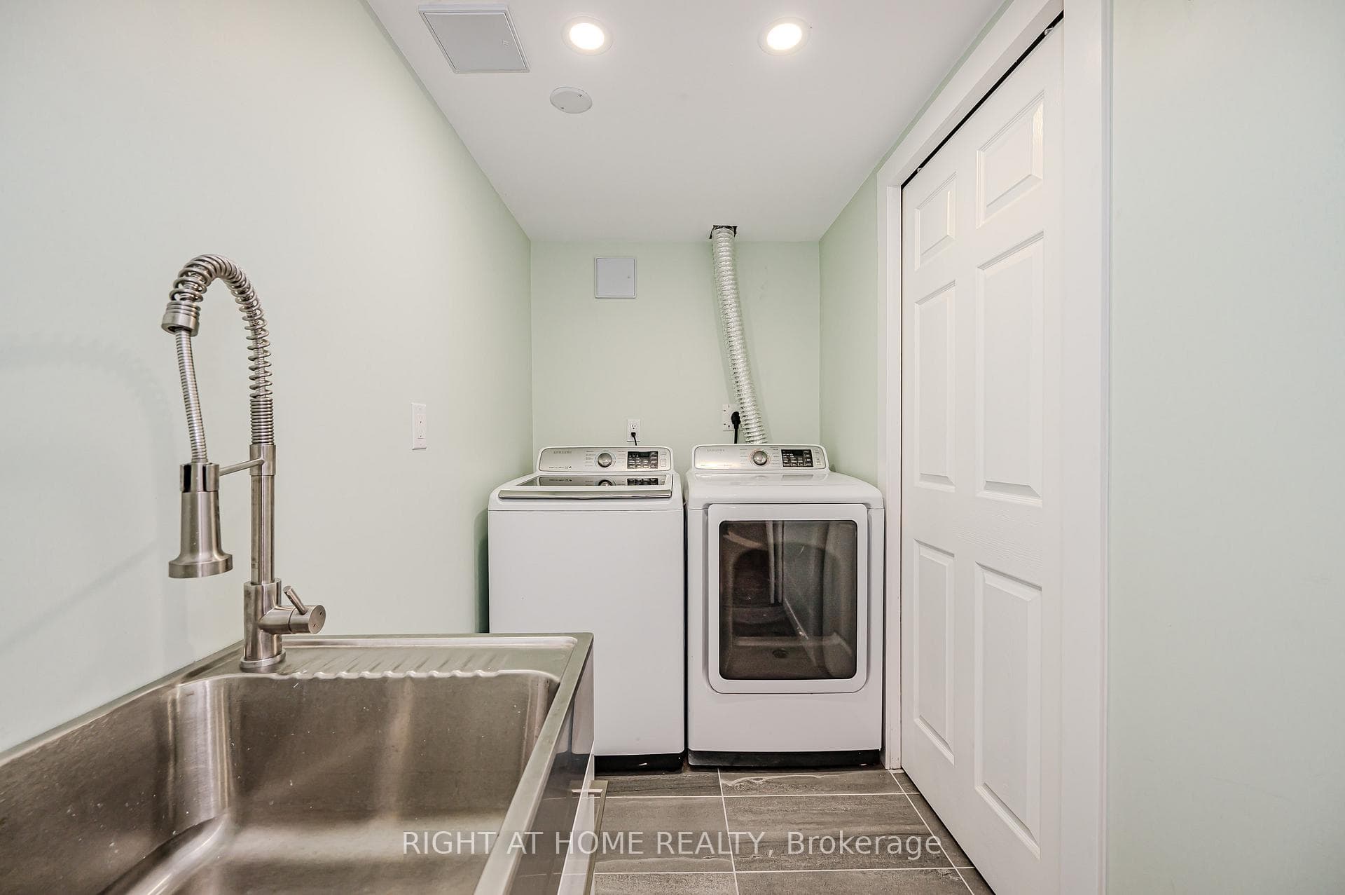 Laundry room to Storage room