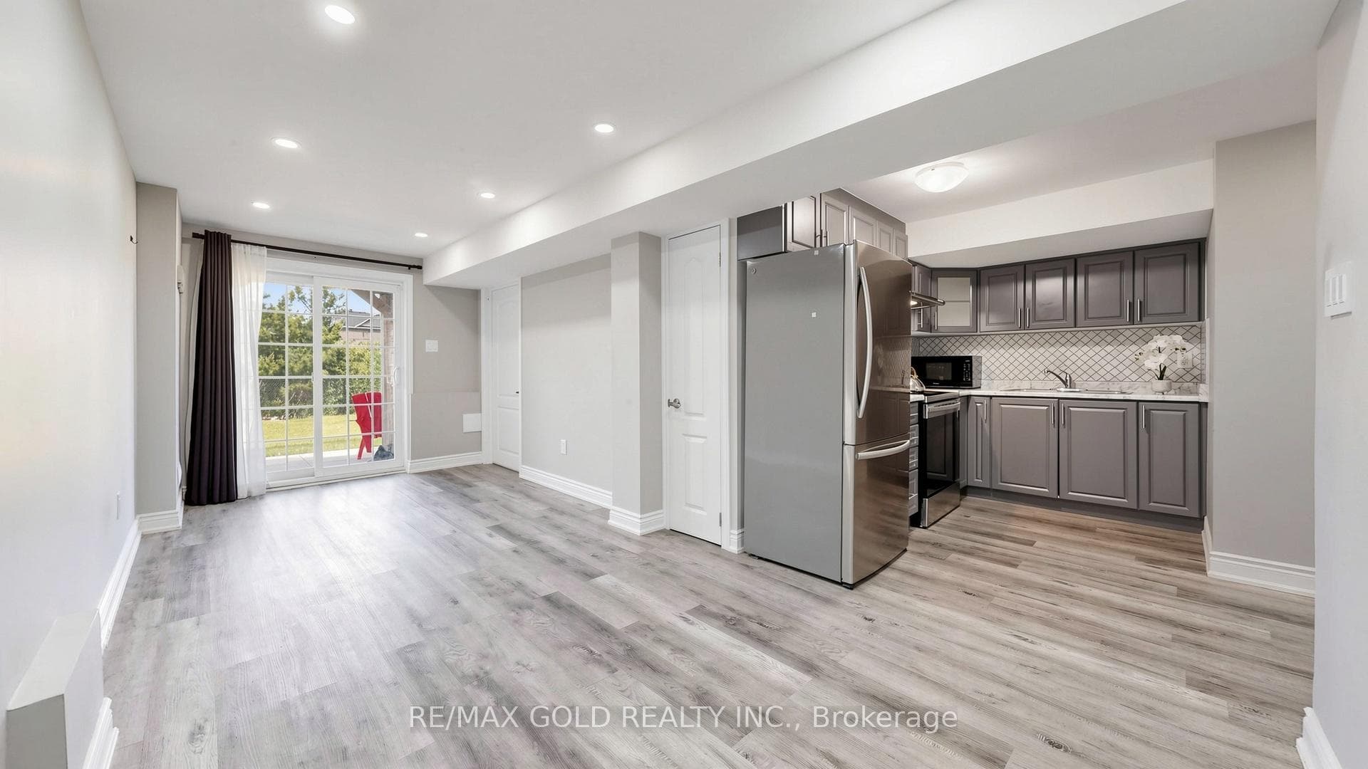 9 Edgewater Court photo 34