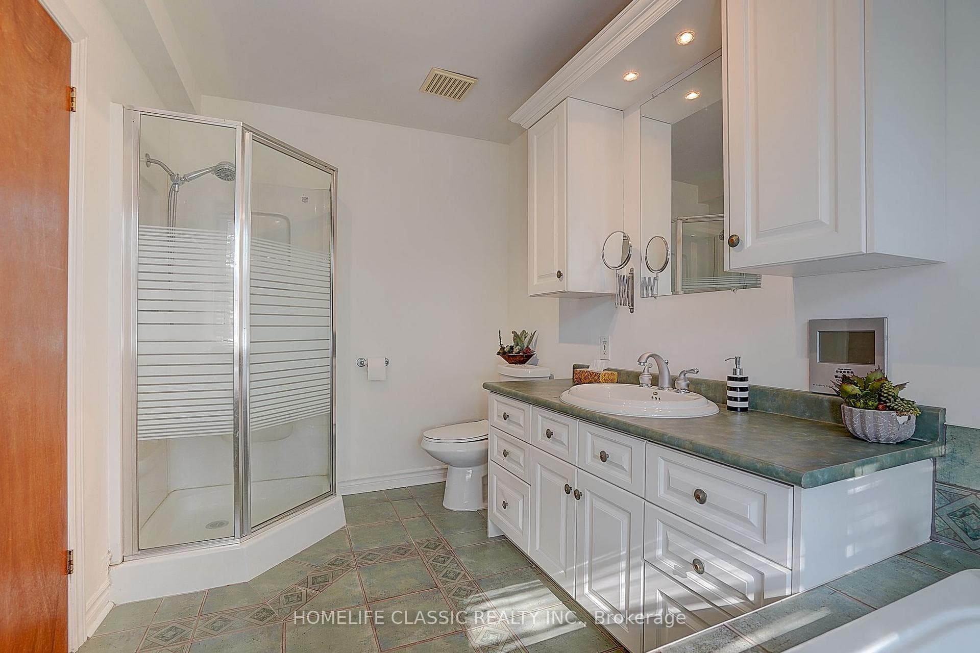 267 IREDALE Road photo 21