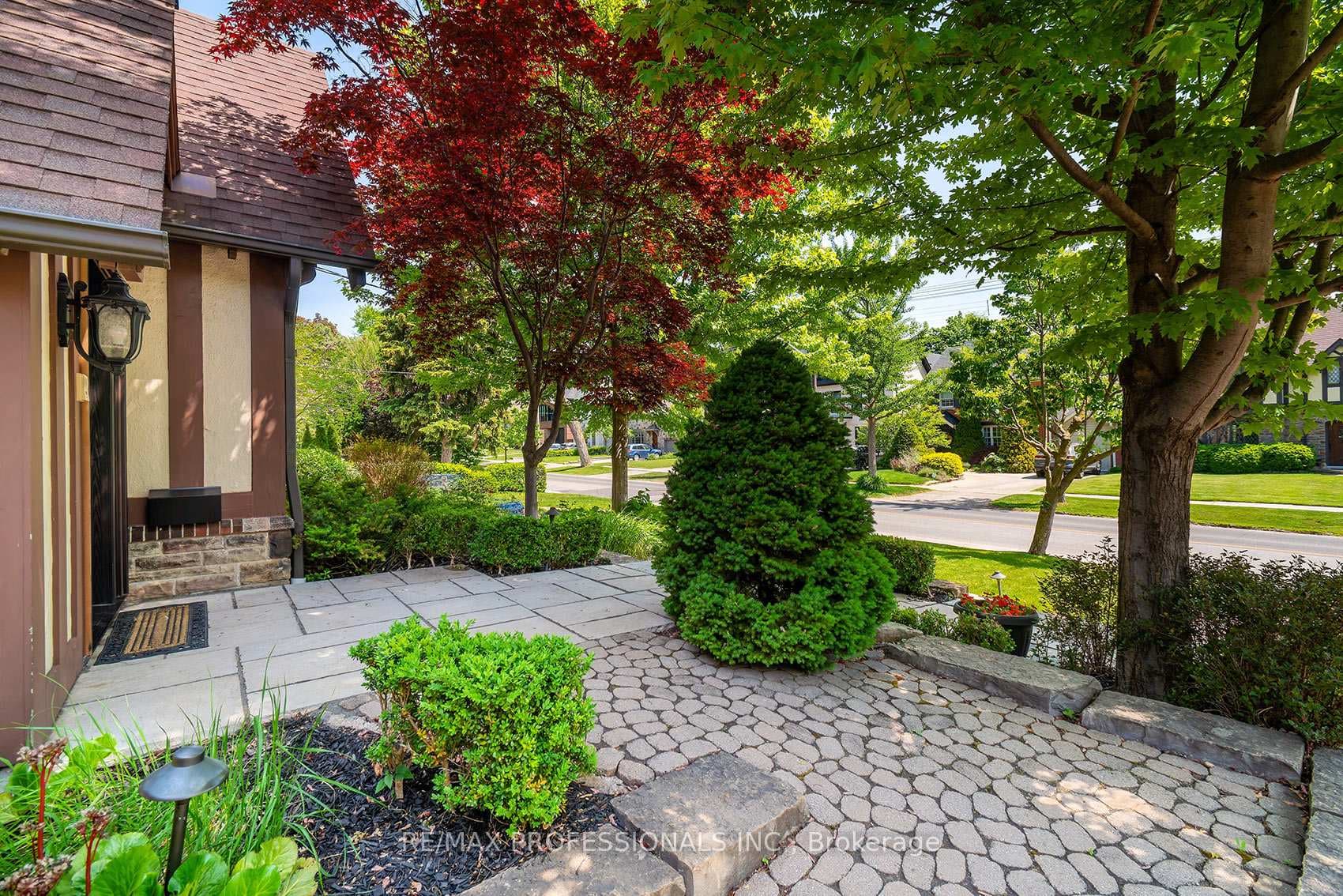 376 Prince Edward Drive photo 3