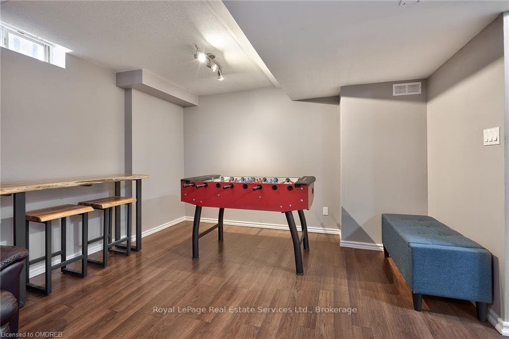 131 COVE Crescent photo 28