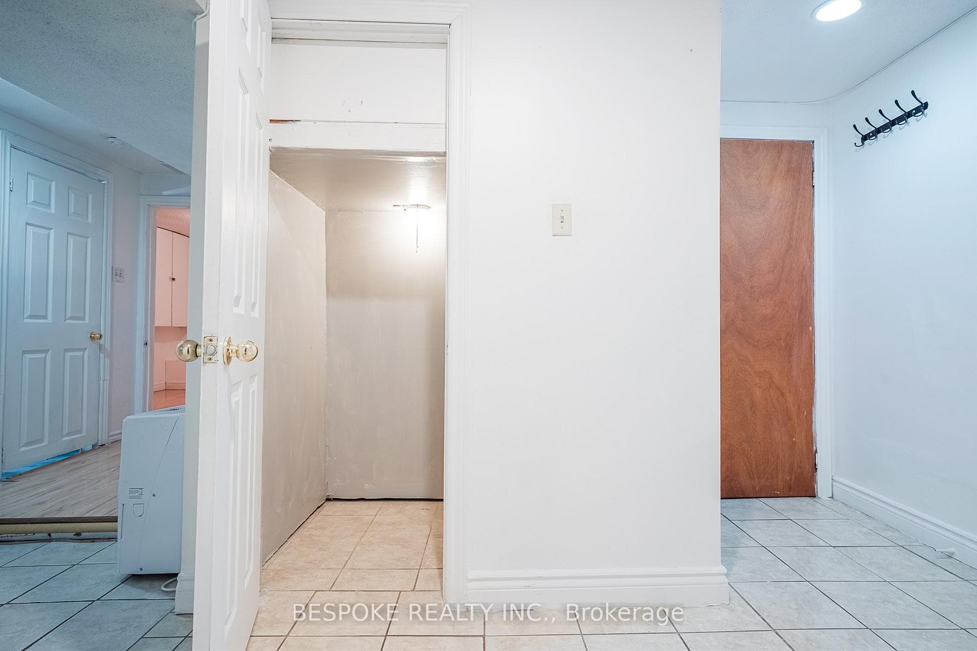 93 GLENTHORNE Drive Unit Basement photo 20