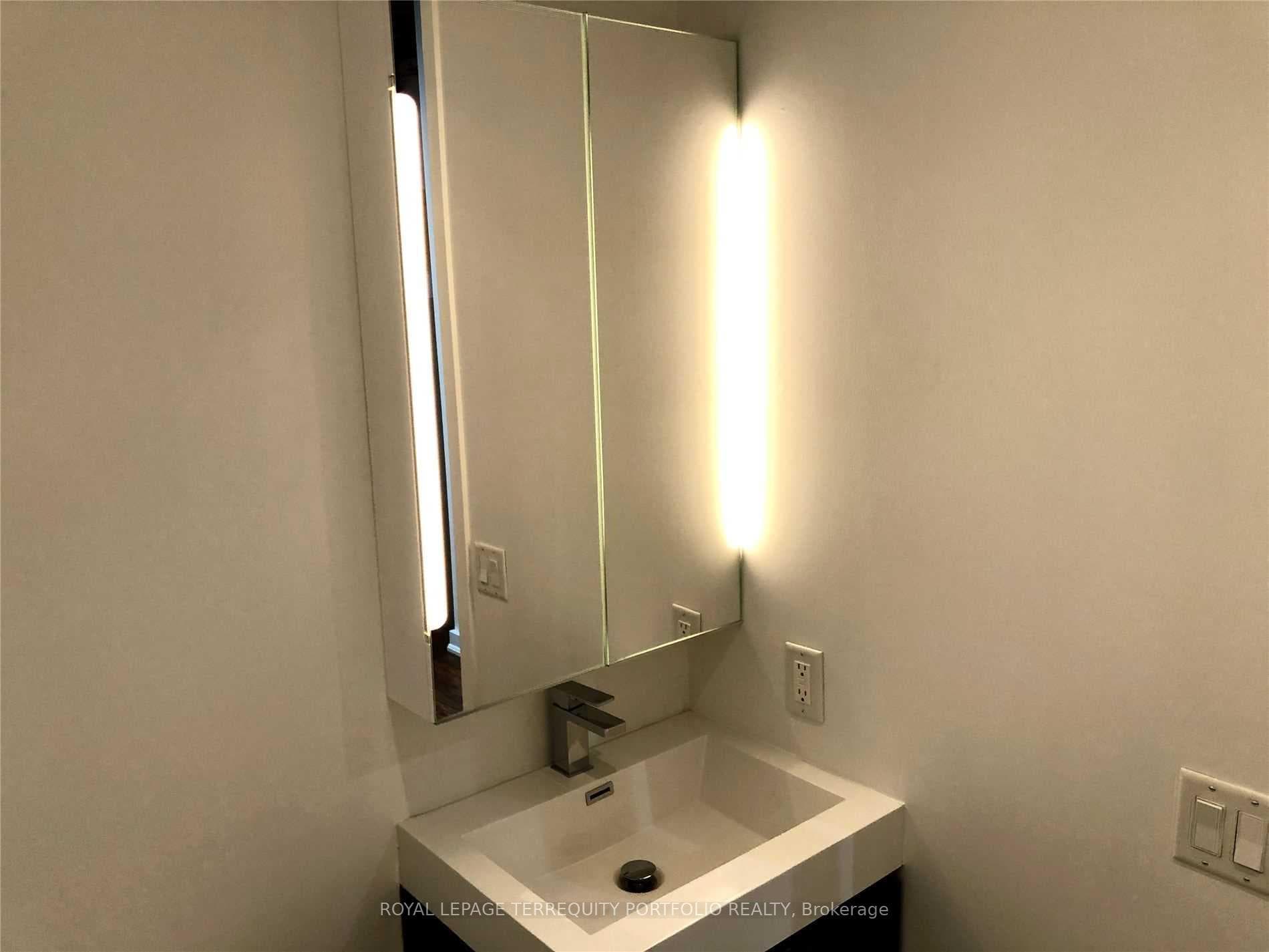 43 Hanna Avenue Unit 321 photo 4