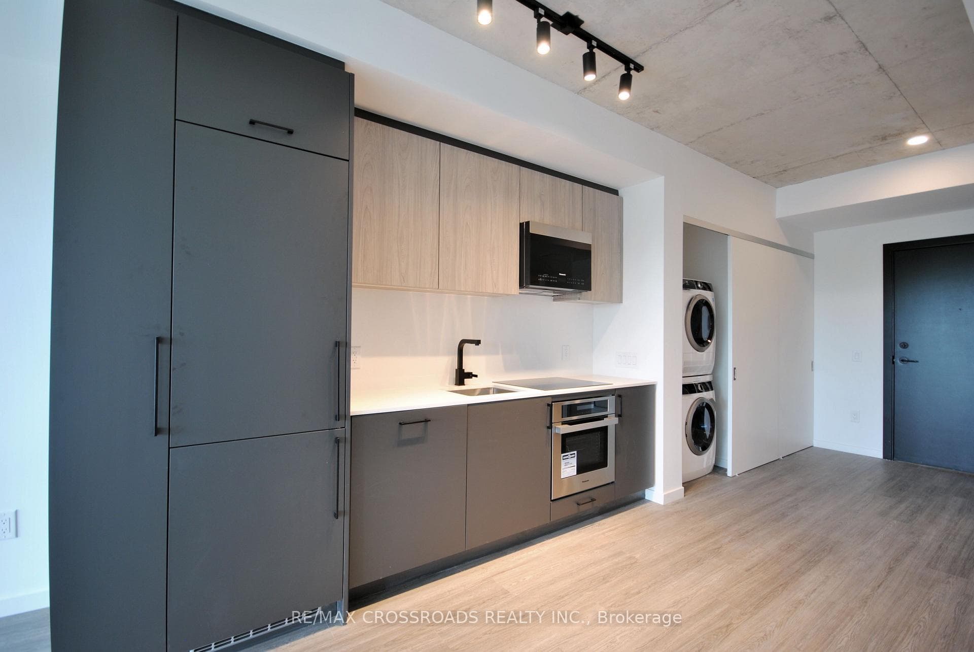 689 The Queensway Drive Unit 516 photo 6
