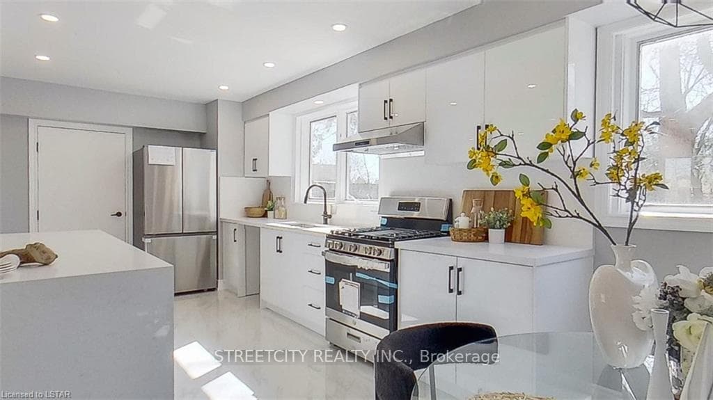 9 Scotchpine Crescent photo 7
