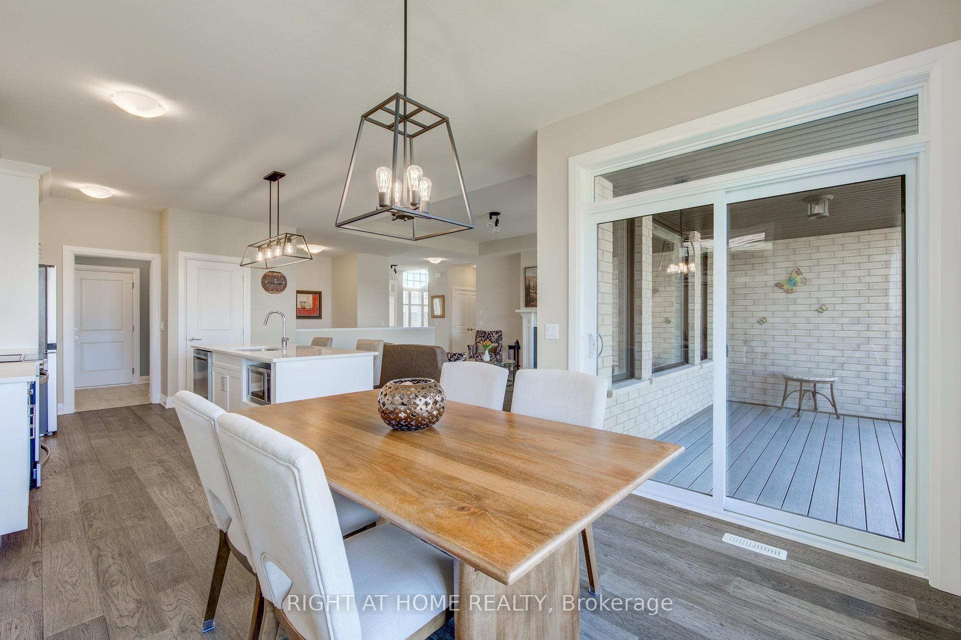 2043 LOCKWOOD Crescent photo 19