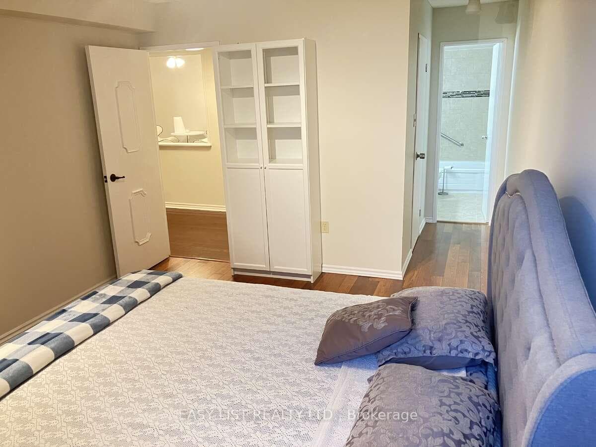 812 Burnhamthorpe Road Unit 904 photo 14