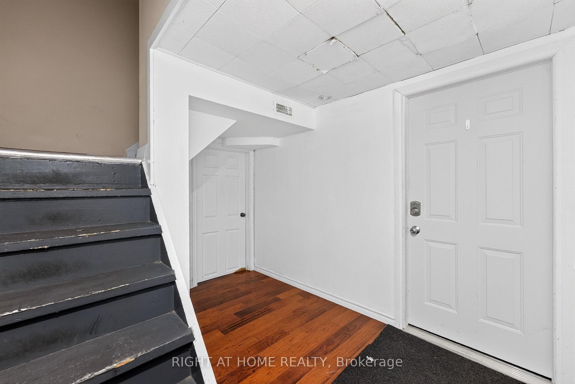 60 Westwood Drive photo 4