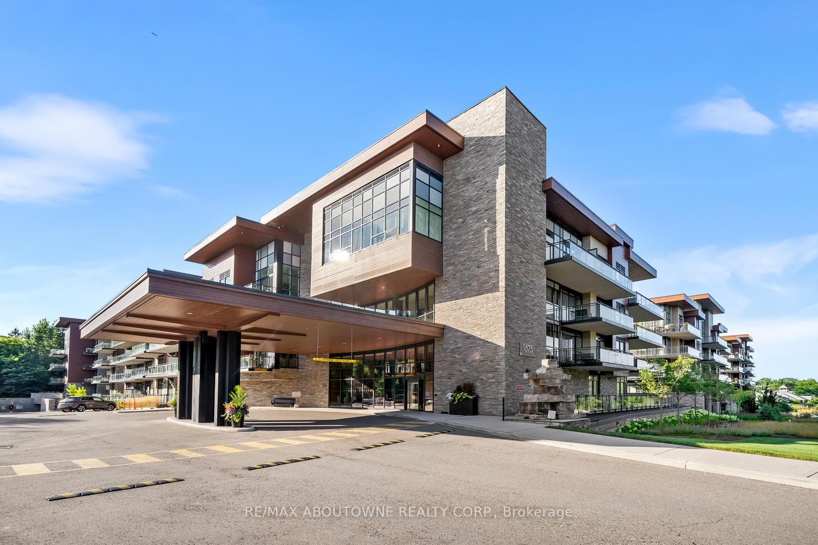 1575 Lakeshore Road Unit 404 photo 1