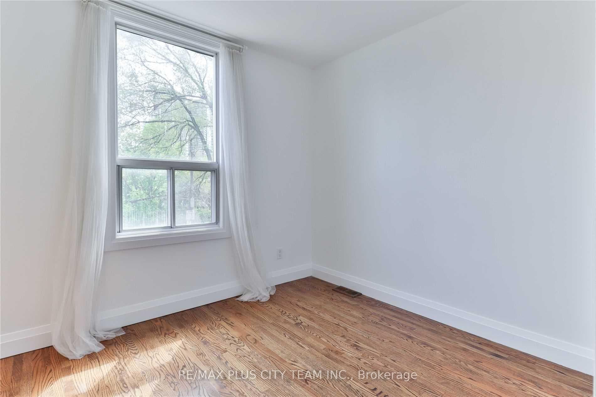 153 Niagara Street Unit Upper photo 31