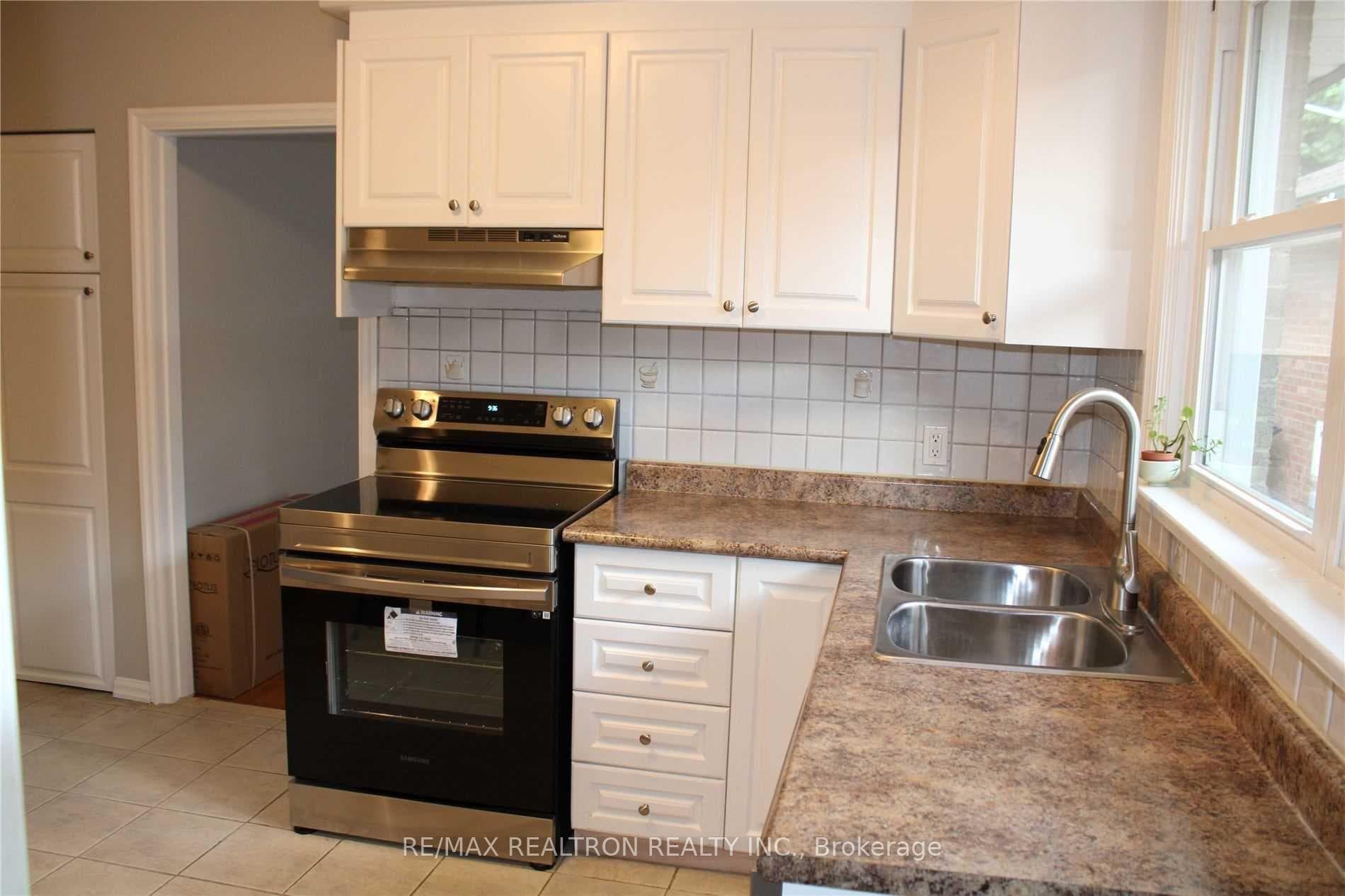 135 Treverton Drive Unit Main photo 2