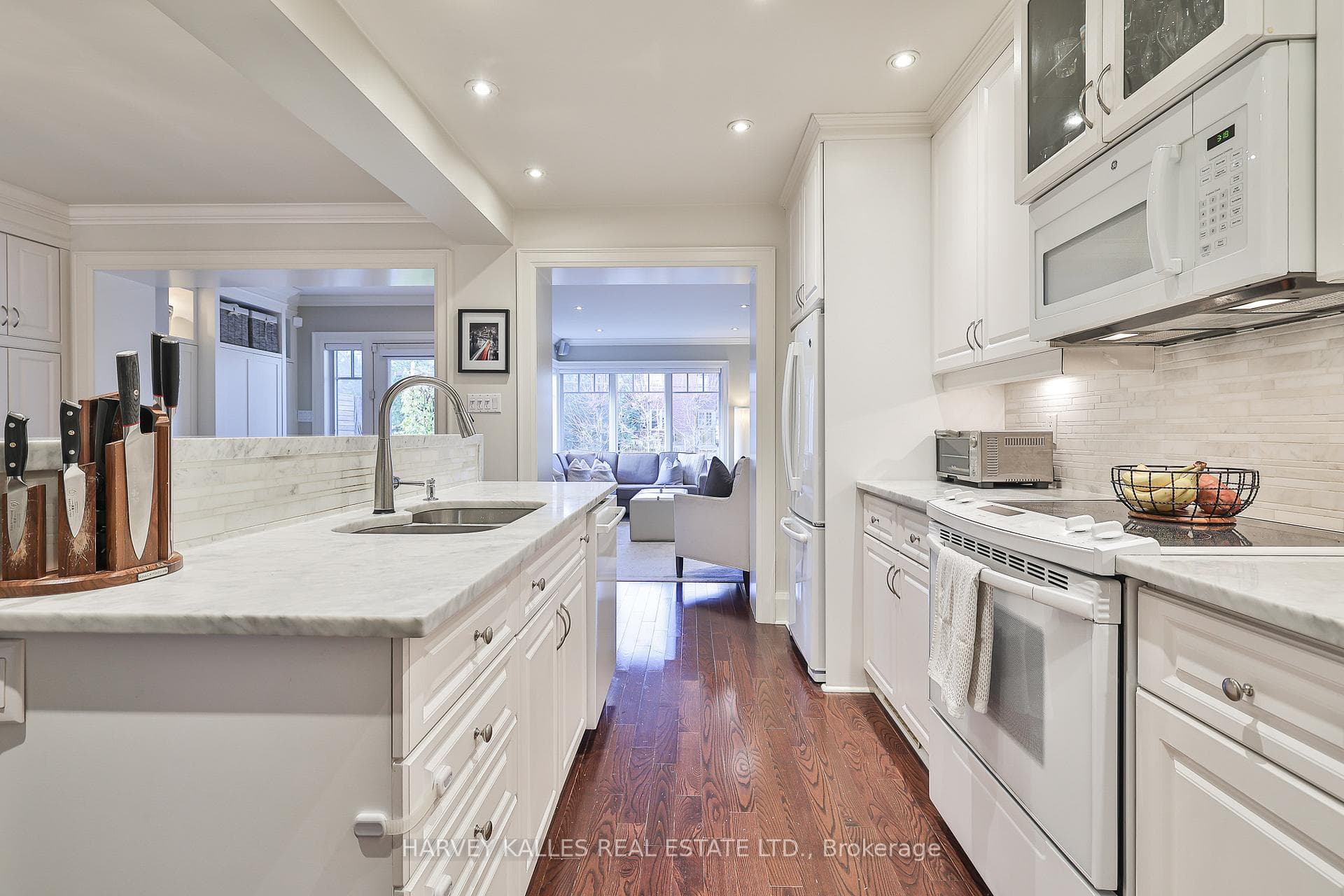296 St Clements Avenue photo 7