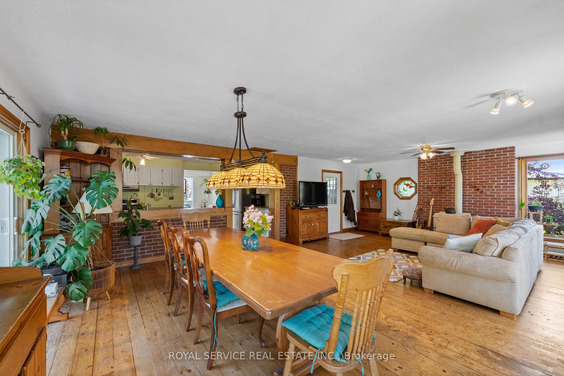 664 Hayden Crescent photo 8