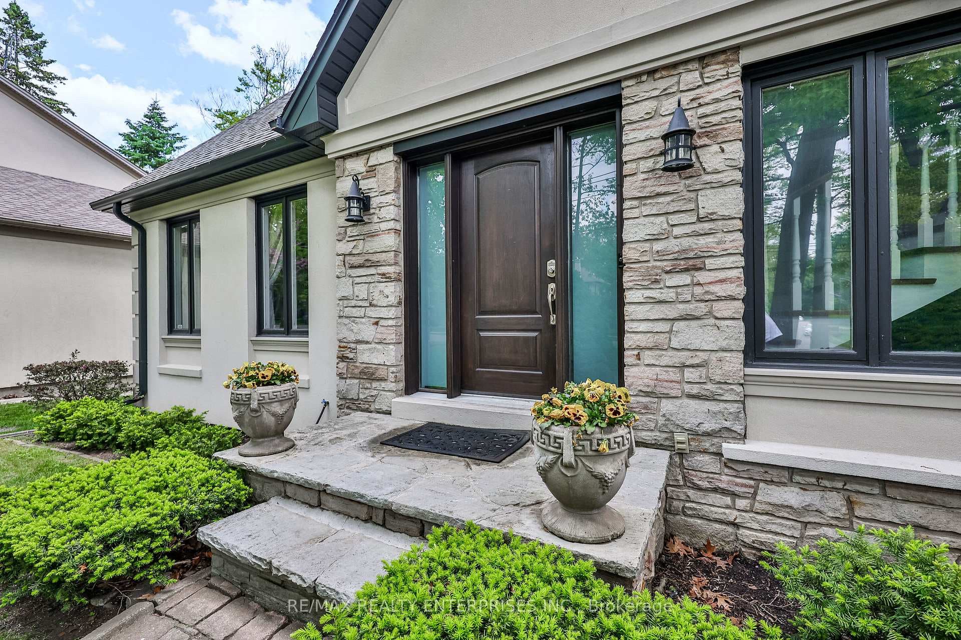 208 Mineola Road photo 6