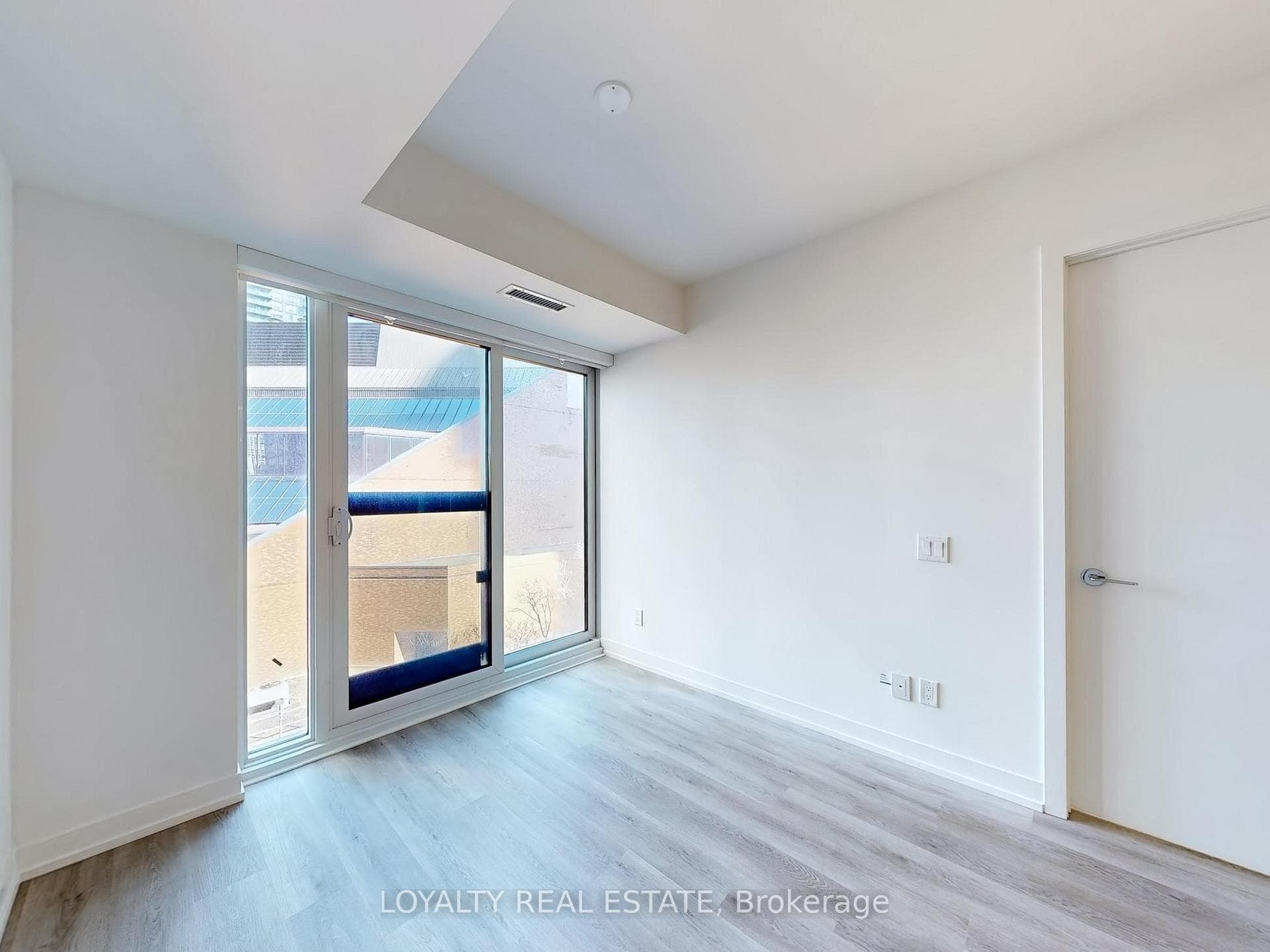 771 Yonge Street Unit 706 photo 9
