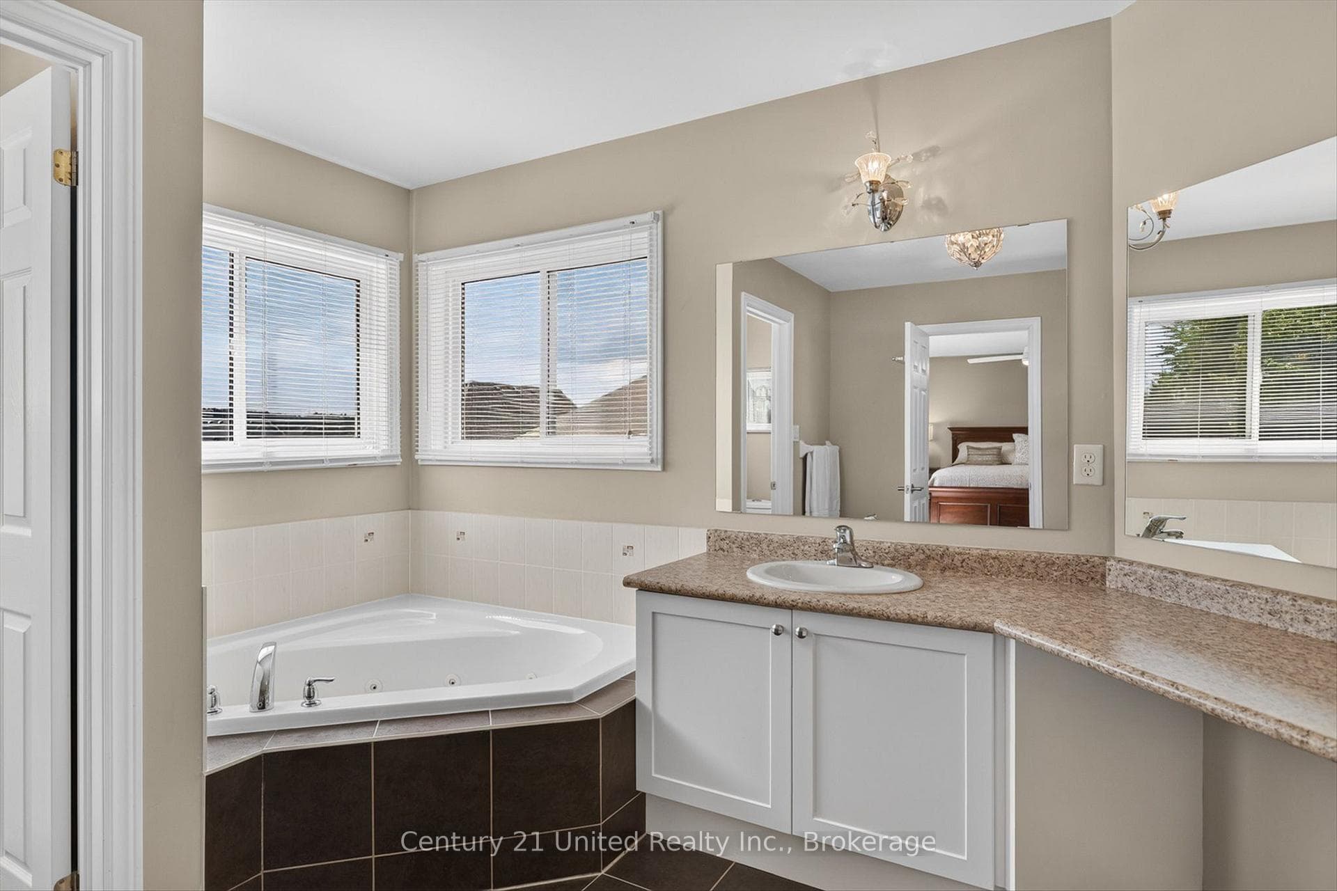 1184 Scollard Drive photo 29