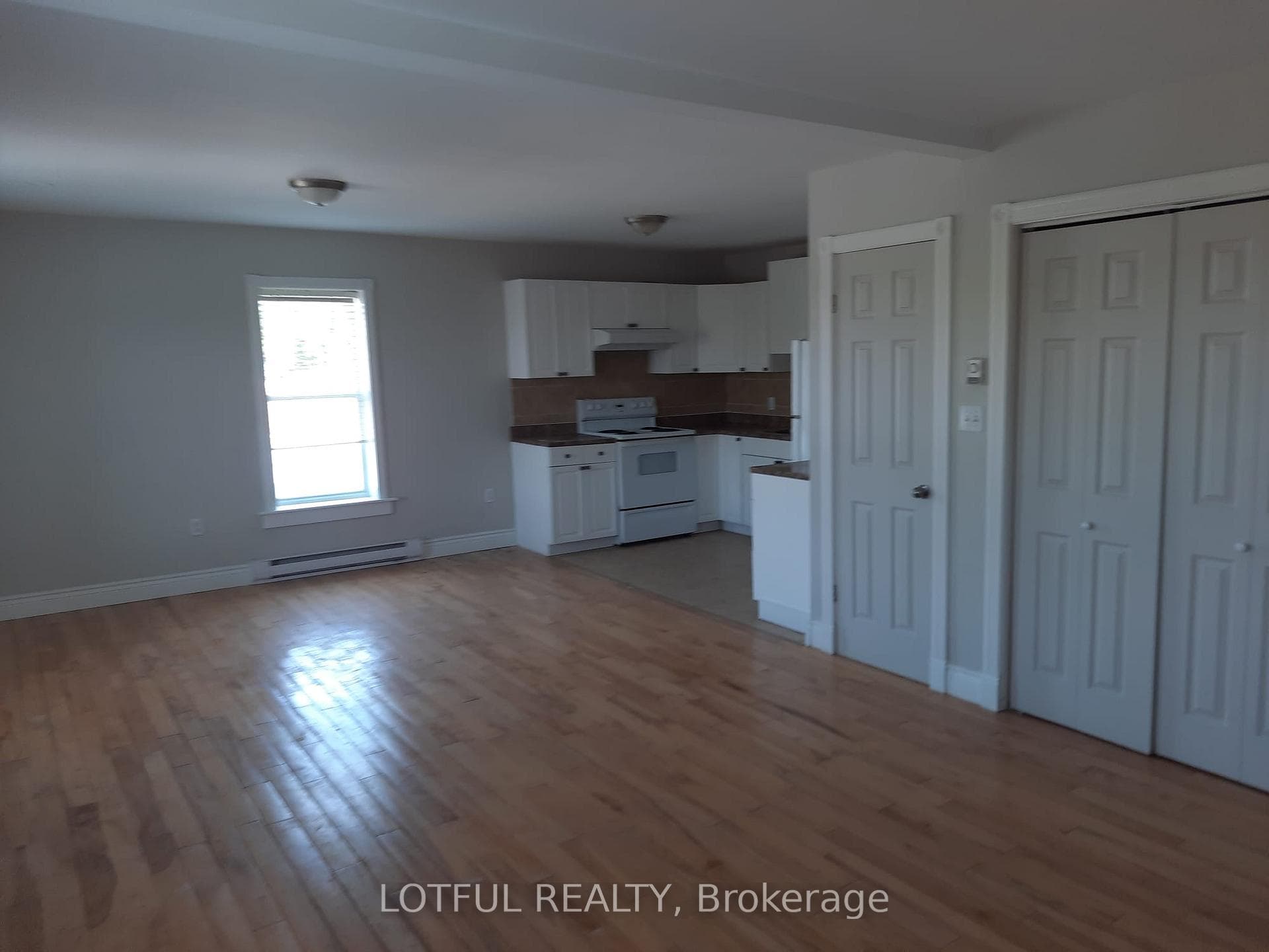 2084 Dundas Street Unit 3 photo 4