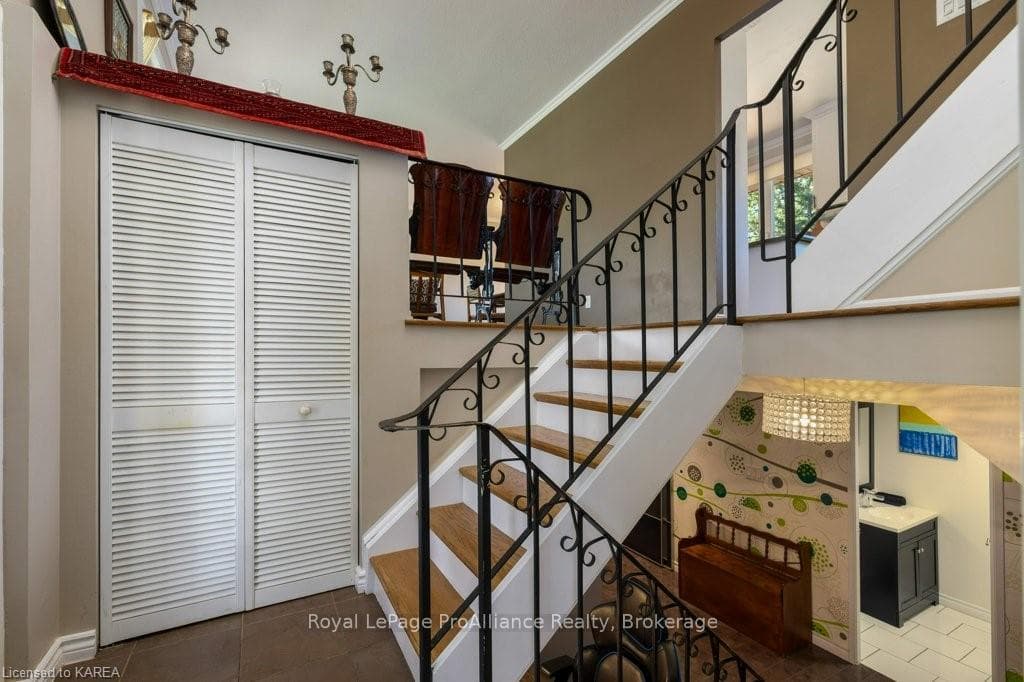 671 SUSSEX Boulevard photo 3