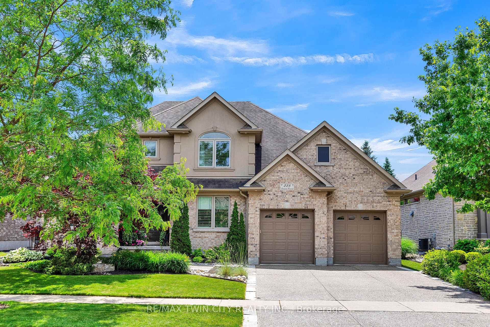 228 LONGVIEW Crescent photo 1