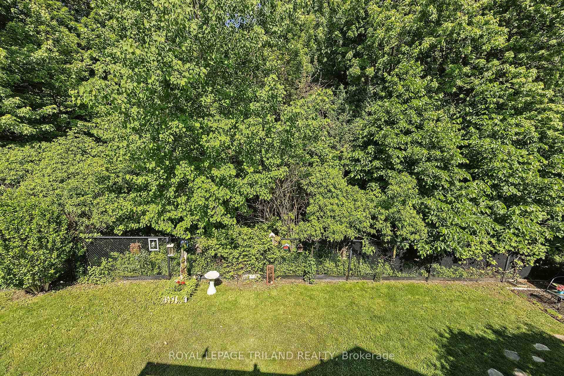 1062 Moy Crescent photo 16